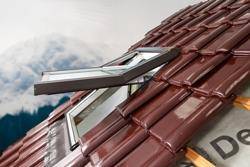 Okno dachowe SKYFENS Skylight 55x118 orzech PVC oblachowanie szare